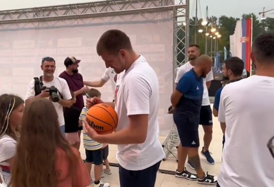 POMETNJA ZBOG KOŠARKAŠA: Svi žele autogram Nikole Jokića (VIDEO)