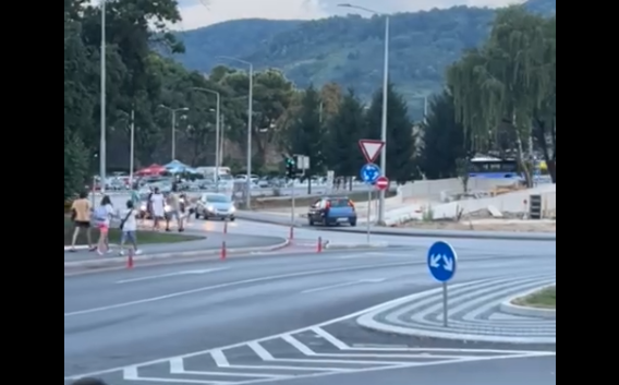 KRUŽNA RASKRSNICA U BANJALUCI POJEDINIMA I DALJE ENIGMA: Vozač ušao u pogrešan smjer, pa nastavio put na trotoaru (VIDEO)