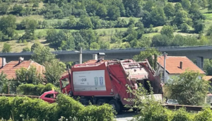 IMA STRADALIH: Teška saobraćajna nesreća kod Zenice, sudarili se automobil i vozilo komunalnog preduzeća