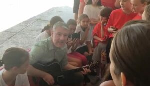 ŠERANIĆ ZASVIRAO NA GITARI, PA ZAIGRAO KOLO: Ministar posjetio djecu iz Srpske koja ljetuju u Bečićima (VIDEO)