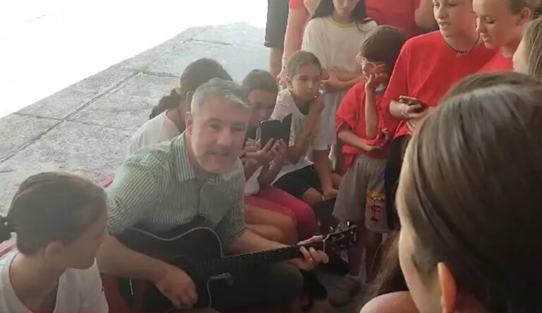ŠERANIĆ ZASVIRAO NA GITARI, PA ZAIGRAO KOLO: Ministar posjetio djecu iz Srpske koja ljetuju u Bečićima (VIDEO)
