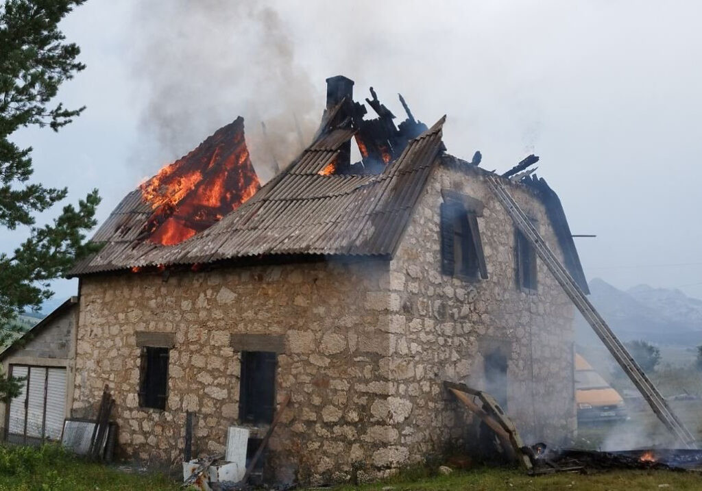 GROM ZAPALIO KUĆU: Brojni mještani i vatrogasci učestvovali u gašenju požara kod Žabljaka