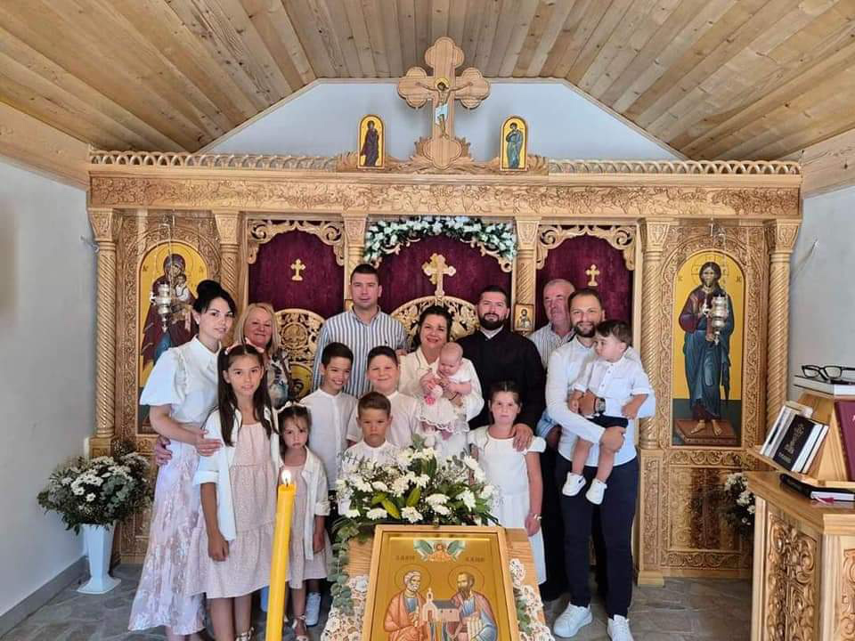 SVEČANO U DRVARU: Prvo krštenje u novoosveštanom hramu u Nagrađu