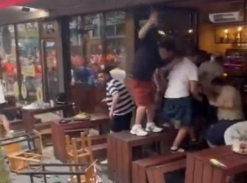 LETJELE STOLICE I STOLOVI, SIJEVALE PESNICE: Žestok okršaj navijača Engleske i Holandije (VIDEO)