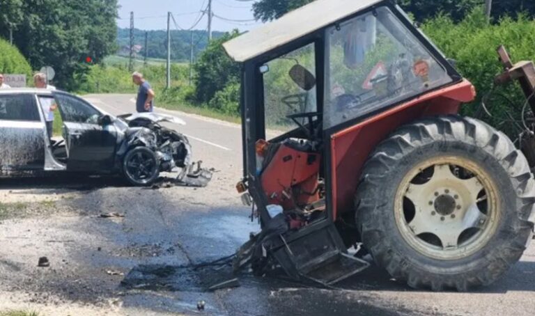 JEZIV PRIZOR KOD STANARA: Traktor se prepolovio od siline sudara (FOTO)