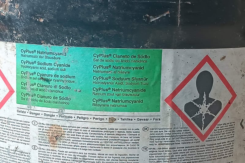 ALARMIRANE SVE NADLEŽNE SLUŽBE: Na otpadu u Olovu pronađeno 12 buradi s oznakom smrtonosnog natrijum-cijanida