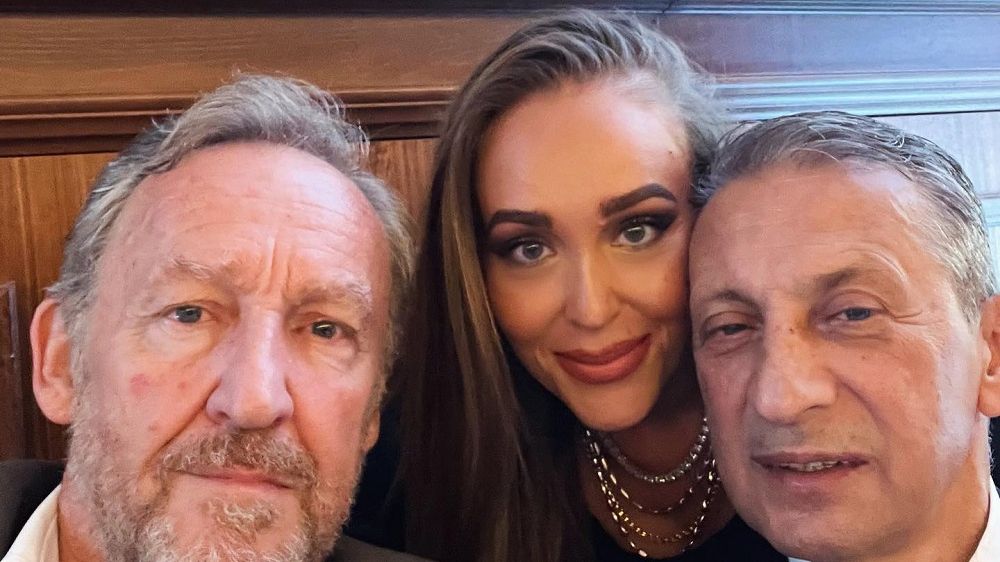 БИЛИЈАРСКА КУГЛА СВИМА ПАЛА У ОЧИ: Јасмина Изетбеговић објавила фотографију са Бакиром и Осмицом (ФОТО)