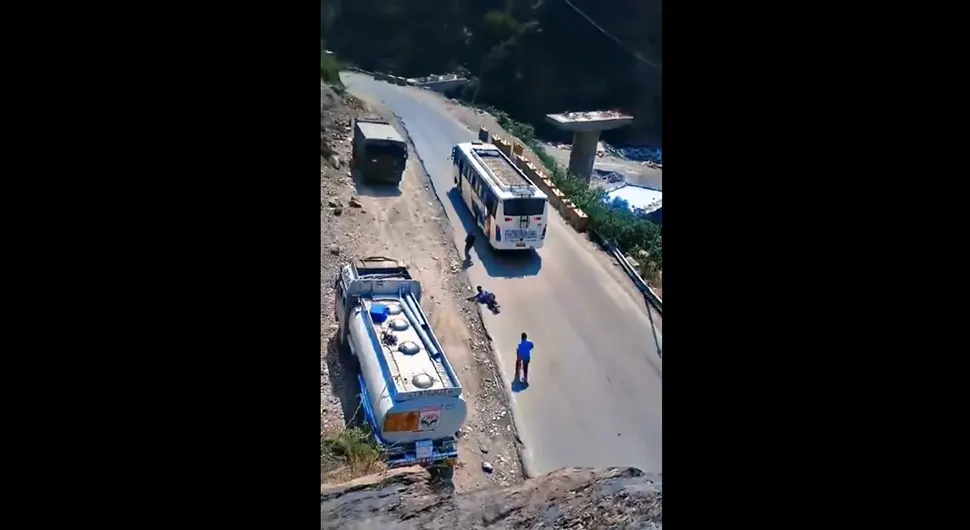 ЈЕЗИВА СЦЕНА: Аутобусу отказале кочнице, људи искакали из возила!