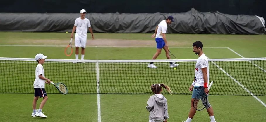 „NOVAK MU JE UZOR“: Dobojliji pripala čast da trenira sa Đokovićem (FOTO)