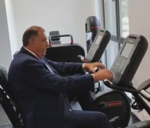 ДОХВАТИО СЕ ТЕГОВА И БИЦИКЛА: Додик посјетио нови Бањско-рекретаивни центар и испробао справе за вјежбање (ВИДЕО)