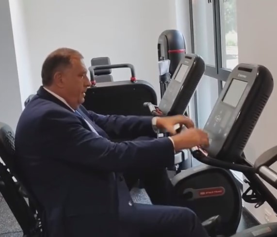 DOHVATIO SE TEGOVA I BICIKLA: Dodik posjetio novi Banjsko-rekretaivni centar i isprobao sprave za vježbanje (VIDEO)