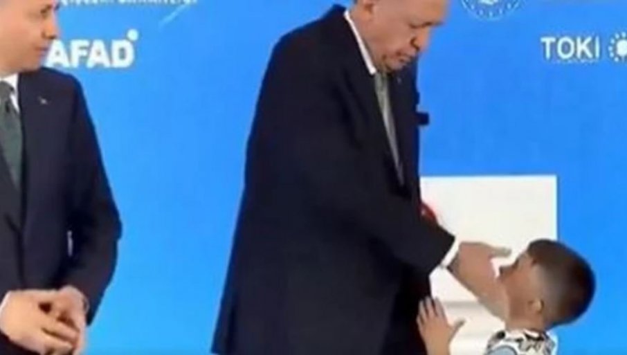 ЕРДОГАН ОШАМАРИО ДЈЕЧАКА ЈЕР НИЈЕ ХТЕО ДА МУ ПОЉУБИ РУКУ: Скандал тресе Турску