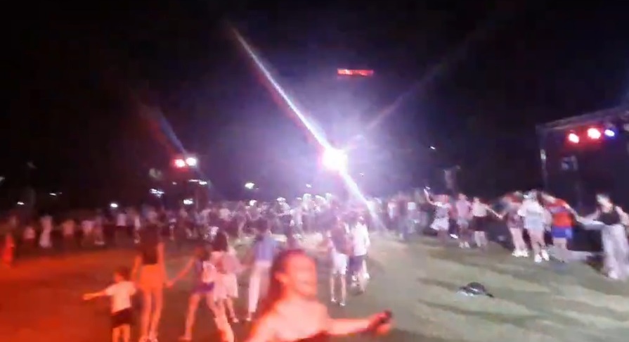 BANJALUČANI POVELI KOLO U PARKU: „Ljeto na Vrbasu“ začinjeno muzikom (VIDEO)