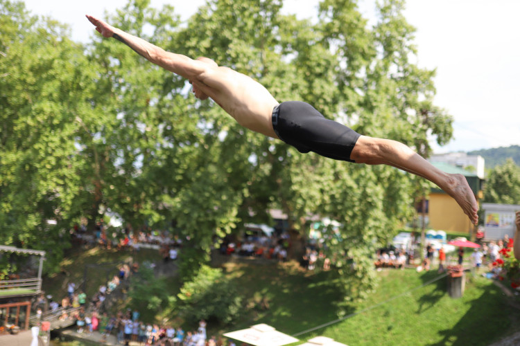 TRADICIONALNI SKOKOVI U BANJALUCI: Igor Arsenić izveo najbolju „lastu“ po peti put (VIDEO)