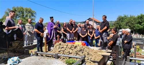 „BIO JE PONOS PORODICE“: Sahranjeni posmrtni ostaci pilota Vojske RS Ostoje Ostojića (FOTO)