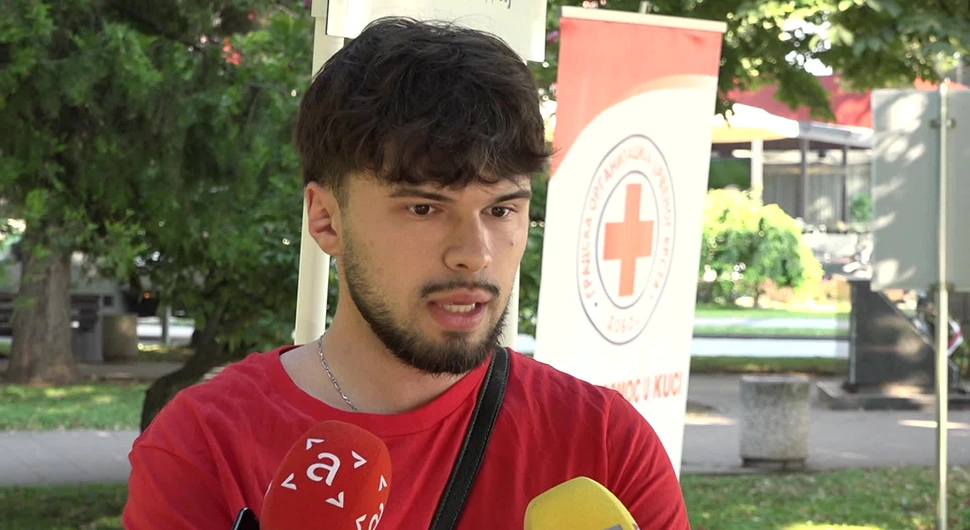 „ФРАНЦУСКУ АДРЕСУ ЗАМИЈЕНИО ДОБОЈСКОМ“: Матијас (20) са еланом помаже социјално угроженим грађанима