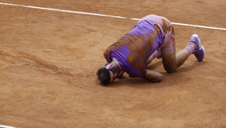 NAVIJAČI UPLAŠENI: Rafael Nadal krvario na terenu (FOTO)