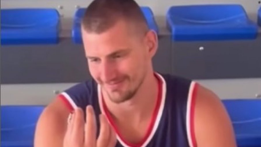 JOKIĆ I EKIPA ODUŠEVLJENI: Košarkaši Srbije dobili poseban poklon pred Olimpijske igre (VIDEO)