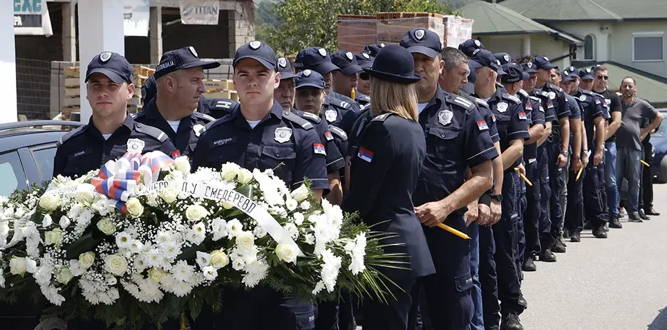 LOZNICA ZAVIJENA U CRNO: Sahranjen policajac Nikola Krsmanović