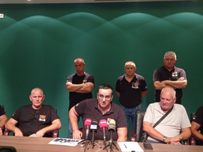SKANDALOZNO PONAŠANJE GRADONAČELNIKA: Udruženje veterana Garda „Panteri“ osudilo Ljubišu Petrovića zbog sramotnih fotografija sa Lendom (FOTO)