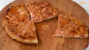 МАЛО ДРУГАЧИЈИ И ЗДРАВИЈИ РЕЦЕПТ ЗА ТИЈЕСТО: Пица из таве без брашна и квасца