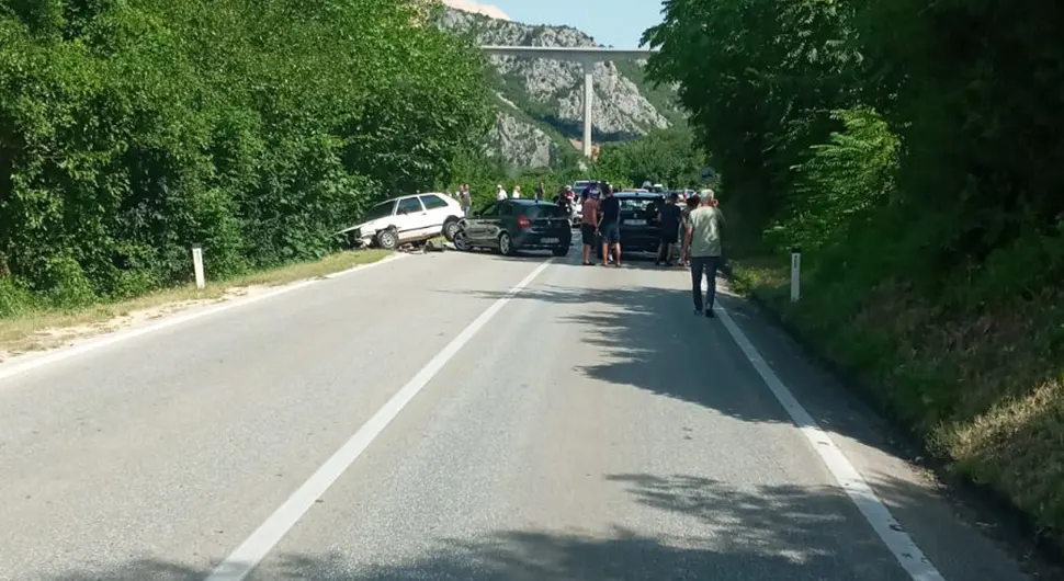 SAOBRAĆAJ POTPUNO OBUSTAVLJEN: Žestok sudar više vozila u BiH