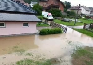 MJEŠTANI NA MUKAMA: Banjalučko naselje pod vodom, poplavljena dvorišta i garaže (VIDEO)