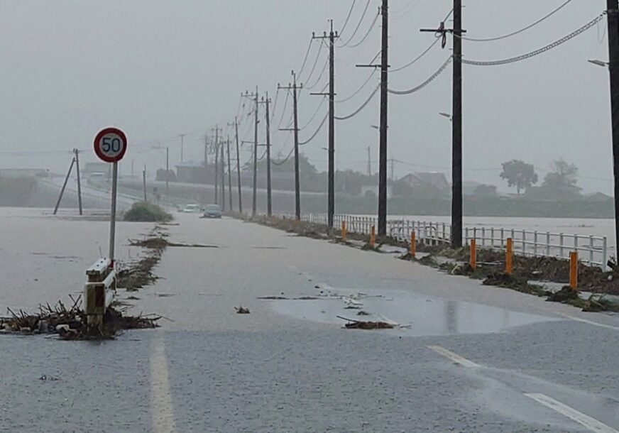 POPLAVE U JAPANU ODNIJELE TRI ŽIVOTA: Bujica odvukla službeni auto u kome su bila dva policajca (FOTO)