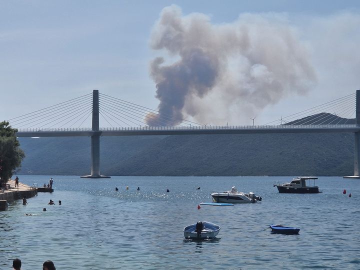 POŽAR NA PELJEŠCU: Jak vjetar razbuktava vatru, gori ogromna površina (VIDEO)