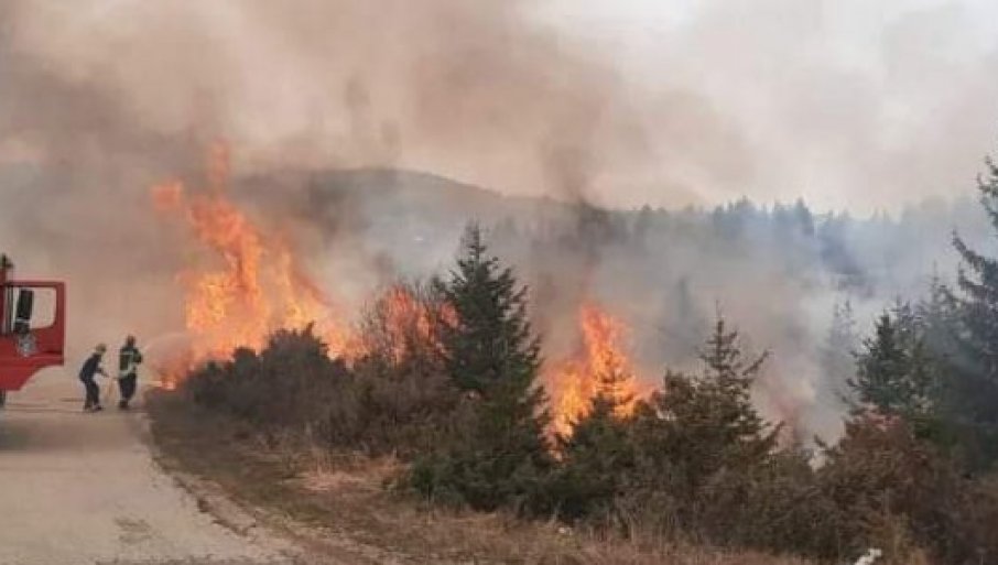 BUKNUO POŽAR KOD MOSTARA: Vatrogasci na nogama