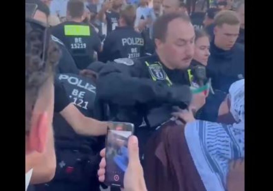 УЖАС У ЊЕМАЧКОЈ: Полицајац ударио жену шаком у лице на протестима за Палестину (ВИДЕО)