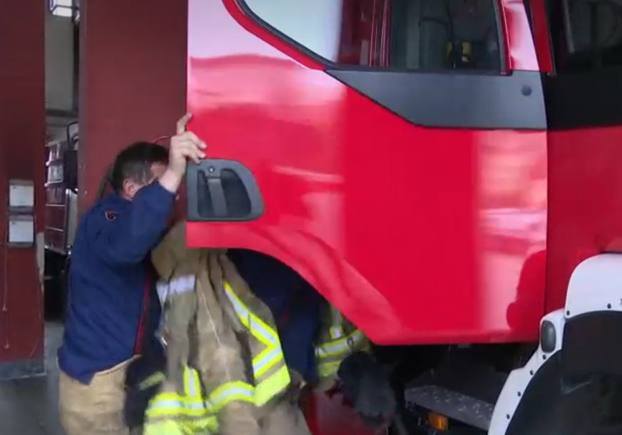 DRAMA KOD JABLANICE: Kombi u plamenu, vatrogasci se bore sa vatrom