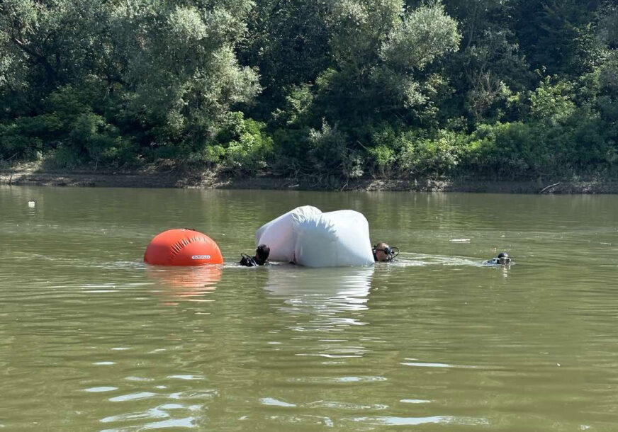 TRAGEDIJA U GRADIŠCI: Tijelo muškarca izvučeno iz Save, jedan se uspio spasiti