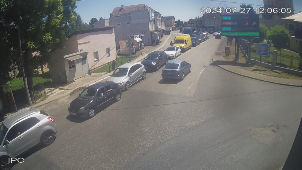 NAORUŽAJTE SE STRPLJENJEM: Gužve na više graničnih prelaza