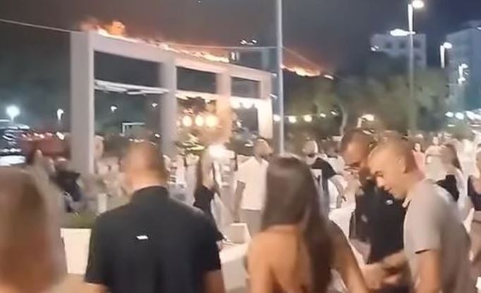 „СЕЛО ГОРИ, А БАБА СЕ ЧЕШЉА“ Брдо изнад Сутомора гута ватрена стихија, а на шеталишту у подножју играју коло (ВИДЕО)