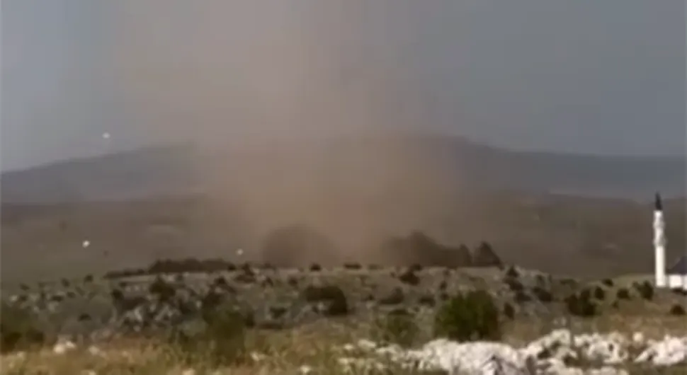 APOKALIPTIČAN PRIZOR: Tornado poharao selo u Srbiji (VIDEO)