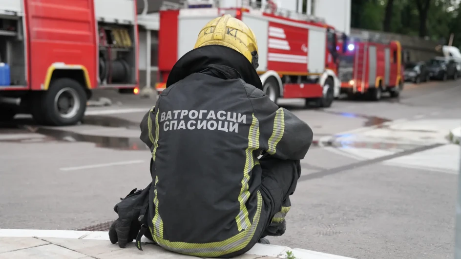 ТРАГЕДИЈА ИЗБЈЕГНУТА ЗА ДЛАКУ: Запалио се аутомобил, ватрогасци извукли бебу из возила