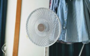 KORISTAN TRIK ZA VRELE DANE: Znate li da od običnog ventilatora možete napraviti klima uređaj?