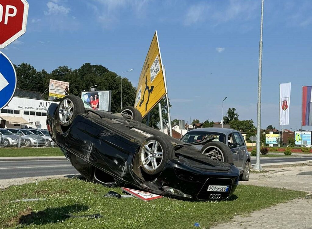 TEŽAK SUDAR KOD KRUŽNOG TOKA: Saobraćajka u Prnjavoru, automobil završio na krovu (FOTO)