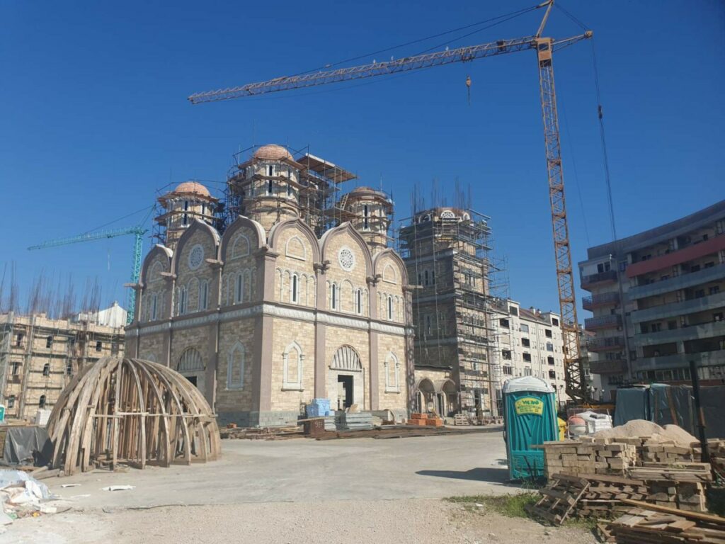 PET ZLATNIH KRSTOVA OBASJAĆE BANJALUKU: Izgradnja Srpsko-ruskog hrama u najvećem gradu RS bliži se kraju