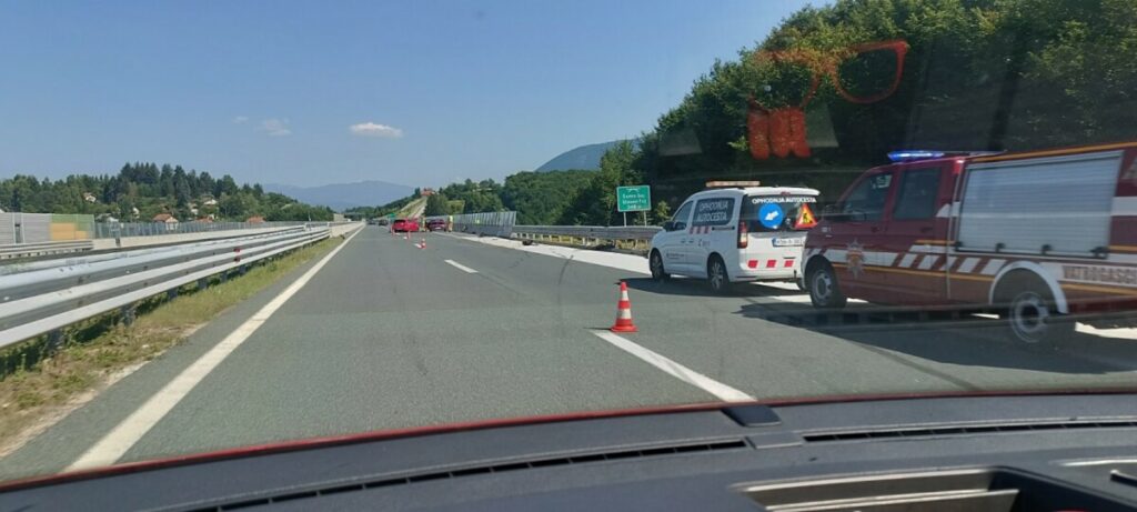 TEŽAK UDES NA AUTOPUTU KOD SARAJEVA: Sudar kod naplatnih kućica, povrijeđeno 6 osoba