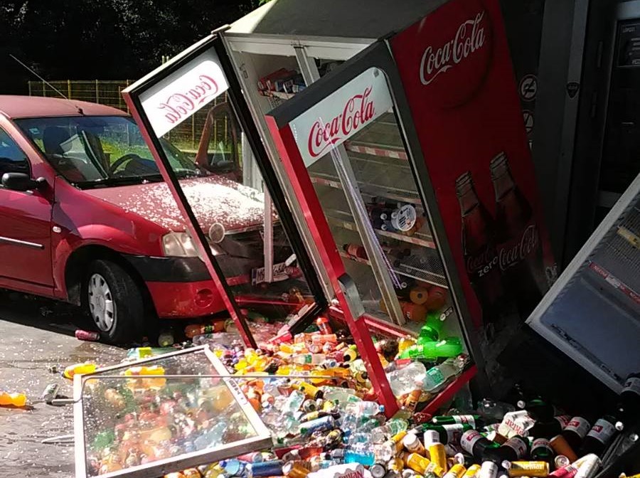 LIMENKE PIVA I SOKOVI RASUTI: Automobil udario u frižider na benzinskoj pumpi u Čardačanima (FOTO)
