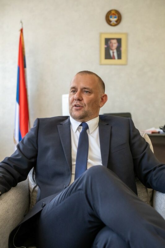 „МОРАМО СВИ ДА СТАНЕМО УЗ СРПСКУ И ЊЕНОГ ПРЕДСЈЕДНИКА“ Куваља: Додик је лидер слободарског свијета