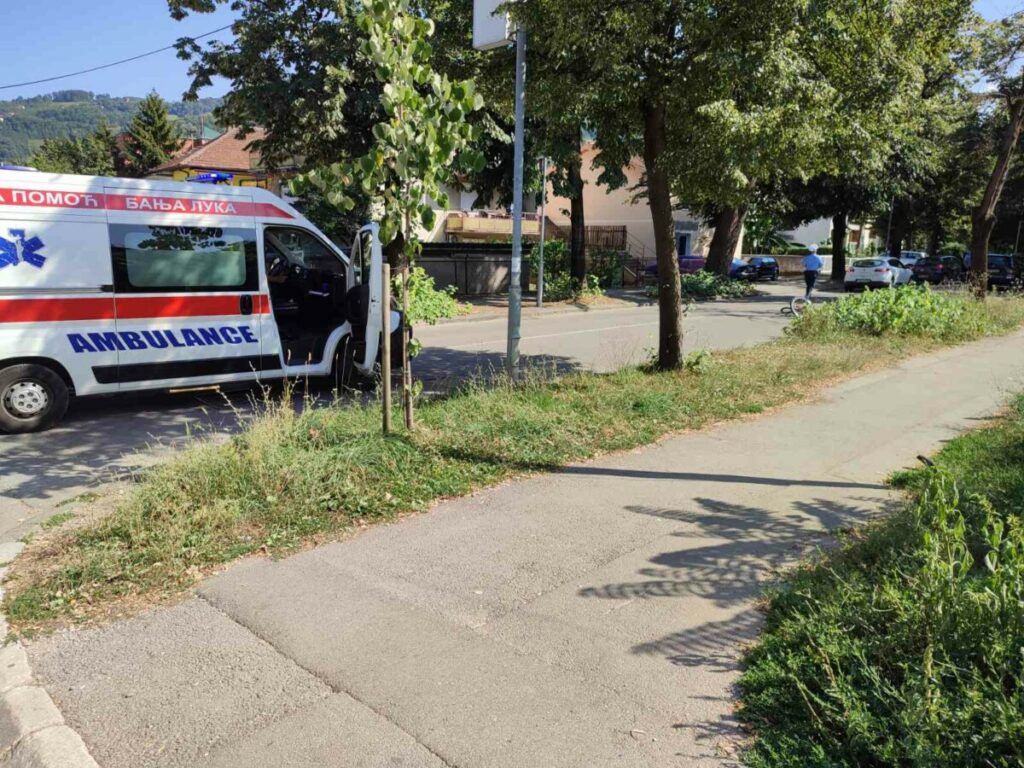 NA TROTOARU OSTAO SIC: Automobil pokosio biciklistu u Banjaluci, hitno prevezen u bolnicu (FOTO)