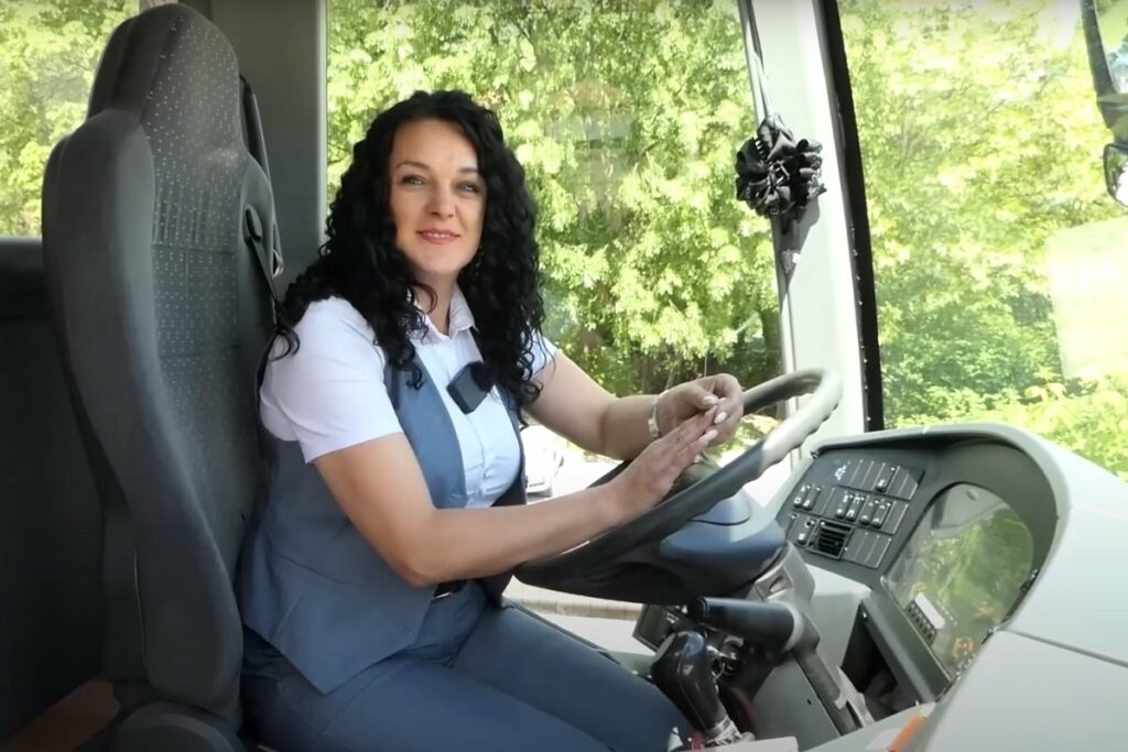 „KAD ME VIDE ZA VOLANOM, BLICAJU, ASFALT PUCA“ Edina ostvarila životnu želju da postane vozač autobusa (VIDEO)