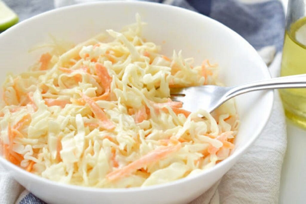 NAPRAVITE KOLSLOU: Salata sa kupusom i mrkvom se slaže uz svako pečenje