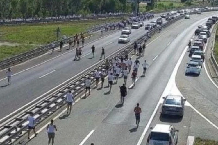 ZAUSTAVILI SAOBRAĆAJ: Pogledajte tuču navijača na autoputu (VIDEO)