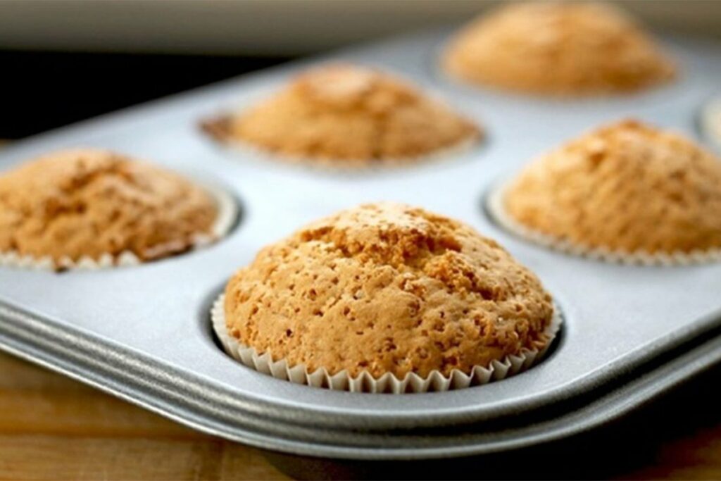 ФЕНОМЕНАЛАН ДЕЗЕРТ, МЕКАН КАО ДУША: Направите мафине са јагодама