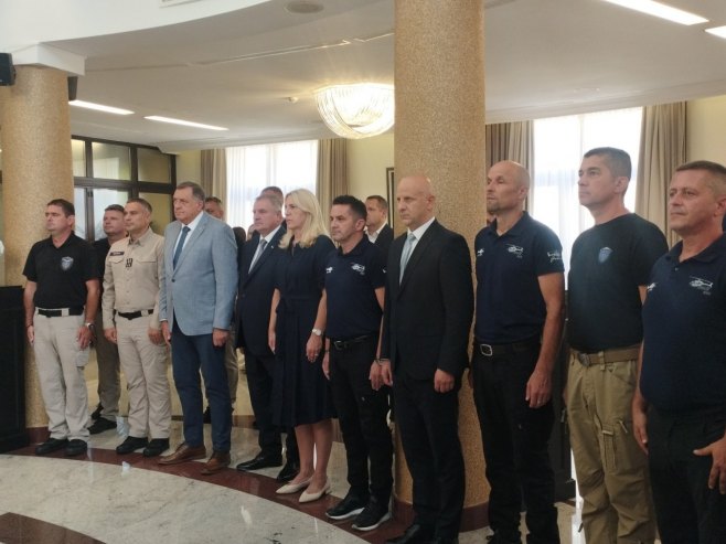 DODIK ODLIKOVAO HRABRE PILOTE SRPSKE I SRBIJE: Priznanje za požrtvovanost u gašenju požara u Hercegovini (FOTO)