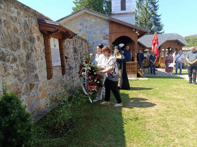 59. КОЧИЋЕВ ЗБОР: Положено цвијеће на спомен-плочу оцу Герасиму у манастиру Гомионица (ФОТО/ВИДЕО)